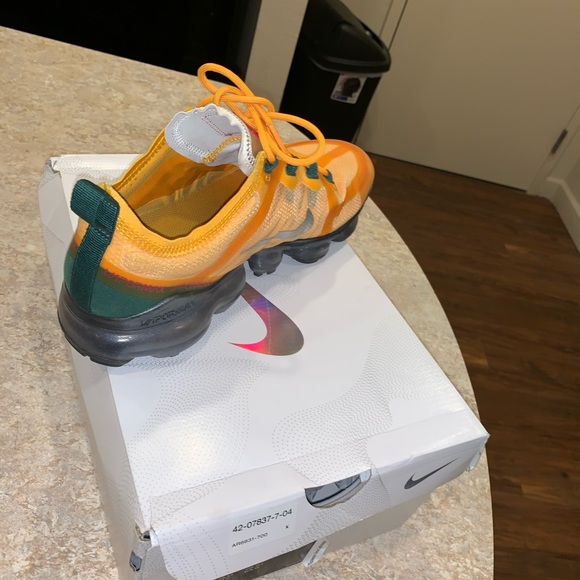 nike vapormax canyon gold